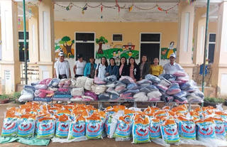 Đồng hành cùng thầy và trò vùng cao khó khăn