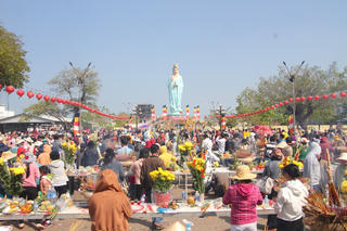 Dòng người đổ về Mẹ Nam Hải xin lộc đầu năm