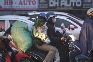 Người dân 'đội' mưa, lỉnh kỉnh đồ đạc về quê trong ngày đầu nghỉ Tết