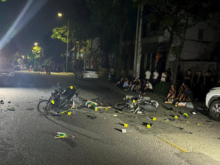2 xe máy đối đầu lúc rạng sáng, nhiều người thương vong