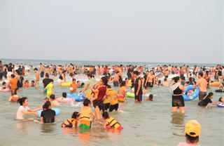 Nắng nóng, hàng nghìn người dân đổ xô về biển Tam Thanh