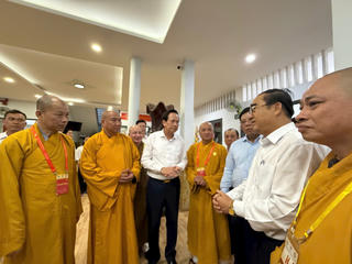 Bộ trưởng Đào Ngọc Dung trao quà hỗ trợ trẻ em khuyết tật