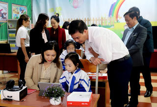 Hàng trăm triệu đồng tài trợ cho thư viện điện tử tại các trường học ở Hà Tĩnh