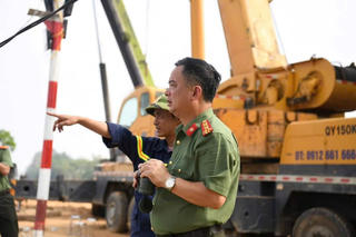 Phần còn lại của cầu Phong Châu bị sụt lún, nghiêng: Phong toả hiện trường, cấm người dân lại gần