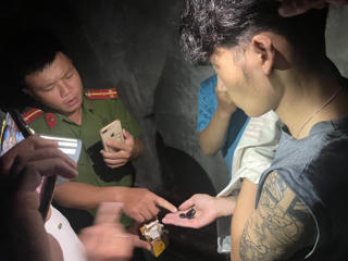 Hà Tĩnh: Bắt quả tang đối tượng mua ma tuý về giấu sau nhà để sử dụng