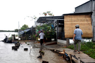 Sống bất an bên miệng “hà bá”