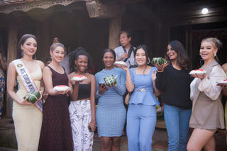 Thí sinh Hoa hậu Du lịch Thế giới hát xoan, gói bánh chưng, giã bánh dày