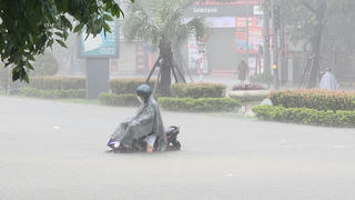 Đường phố Huế ngập sâu, người dân bì bõm trong nước