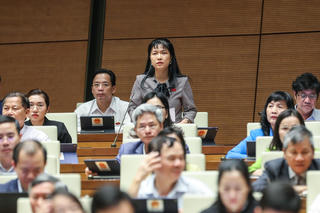 Cư dân căng băng rôn để có sổ hồng được đại biểu dẫn để 'chất vấn'