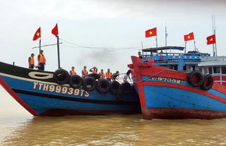 Cứu hộ thành công tàu cá Quảng Ngãi và 3 ngư dân gặp nạn trên biển 
