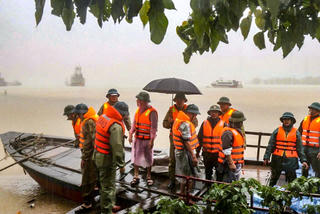 Hà Tĩnh: Nước sông Lam dâng cao, nhiều hộ dân ngập sâu trong nước