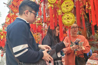 Phố Hàng Mã rực rỡ sắc Xuân, nhộn nhịp người tham quan, mua sắm Tết