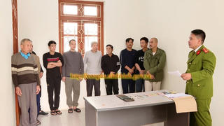 Đánh liêng ăn tiền mùng 3 Tết, 9 người bị khởi tố