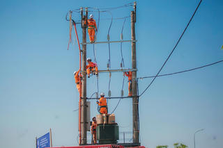 Điện lực Hà Tĩnh tăng ca giữa nắng nóng, giữ điện an toàn