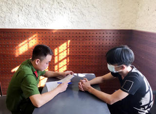 Chờ người dân đi ngủ rồi đột nhập vào nhà trộm cắp tài sản