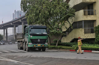 Hà Nội: CSGT quyết liệt xử lý xe quá tải, cơi nới thành thùng sai quy định