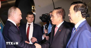 Hình ảnh Tổng thống Putin đến Nội Bài, bắt đầu chuyến thăm cấp Nhà nước tới Việt Nam