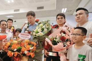 Chiếc cúp vô địch U23 Đông Nam Á cùng các cầu thủ đã về đến Hà Nội