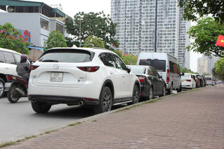 Hà Nội: ‘Bát nháo’ tình trạng lấn chiếm lòng đường, vỉa hè trên phố Đỗ Đức Dục