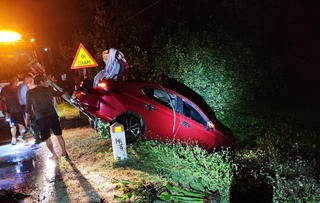 Xe ô tô mất lái lao xuống hồ, khiến 2 người tử vong