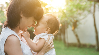 Một đứa trẻ - của mẹ và trong vòng tay cộng đồng