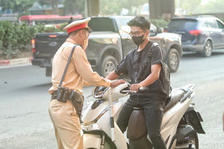 Hà Nội: CSGT xử phạt nhiều người đi ngược chiều trên đường Nguyễn Xiển