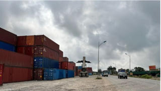 Bãi tập kết container lấn cả tỉnh lộ
