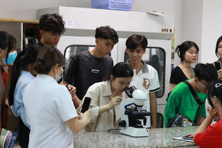 Gần 1000 học sinh trải nghiệm “một ngày làm sinh viên”