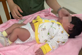 Bé gái hơn 1 tháng tuổi bị bỏ rơi trước mái ấm tình thương