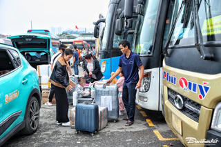 Hà Nội: Người dân lỉnh kỉnh đồ đạc về quê nghỉ Tết