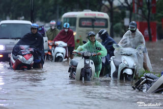 Bão số 5 gây mưa lớn, nhiều tuyến đường ở Thủ đô Hà Nội ngập sâu, xe chết máy hàng loạt