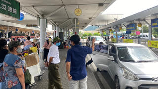 Bát nháo 'chèo kéo' đón khách ở sân bay Tân Sơn Nhất