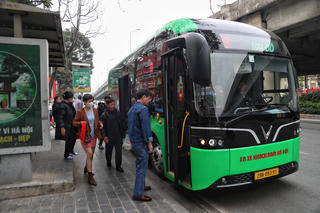 Người dân trải nghiệm xe buýt điện mới ở Hà Nội