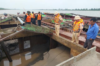 Bắt 3 tàu hút cát trái phép trên sông Đáy