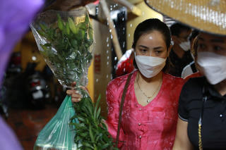 [ẢNH] Người dân 'đội mưa', dâng lễ Vu Lan tại chùa Phúc Khánh, Hà Nội