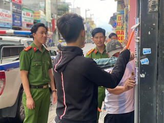 TP Thủ Đức đồng loạt ra quân bóc xóa quảng cáo, tờ rơi 'tín dụng đen'