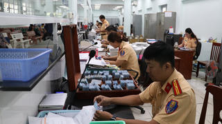 Loay hoay gỡ 'chiếc áo chật'
