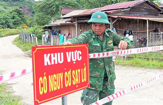 Quảng Nam: Di dời 11 hộ dân vùng sạt lở đến nơi an toàn