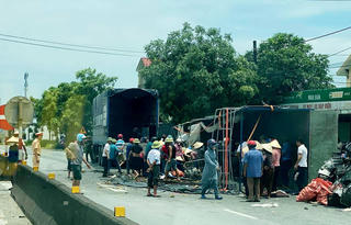 Xe tải chở hoa quả va chạm với xe máy khiến một người tử vong