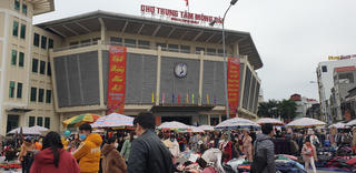 [Video] Dân đổ xô đi mua hàng xả ở chợ biên giới Móng Cái