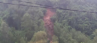 Xuất hiện vết nứt lớn trên núi, di dời khẩn cấp hàng chục hộ dân