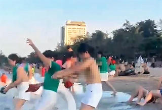 Xác minh nhóm du khách cởi áo ngực 'team building' trên biển Cửa Lò