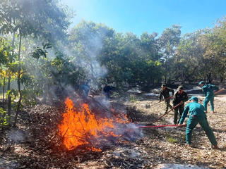 TP Đà Nẵng: Bộ đội giúp dân chữa cháy rừng ở Duy Xuyên