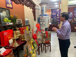 Phó Chủ tịch Nguyễn Hữu Dũng thăm, chúc Tết gia đình cố Luật sư Nguyễn Hữu Thọ