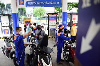 Giá xăng tăng, dầu giảm mạnh
