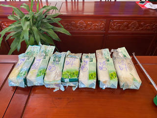 Đã xác định được chất màu trắng trôi dạt trên vùng biển Quảng Trị