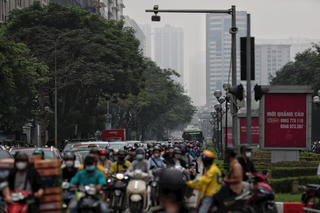 Hàng loạt phương tiện đi vào đường BRT khiến 'buýt nhanh' thành 'buýt chậm'