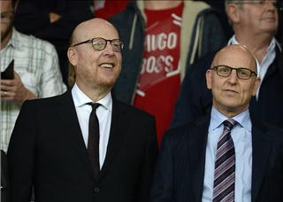 Gia đình Glazers thừa nhận đã sẵn sàng bán Manchester United