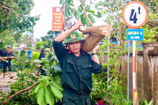 Lực lượng Công an nhân dân trên những tuyến đầu khắc phục sau bão