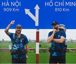 Hai người nước ngoài đi bộ từ Hà Nội vào TP HCM để gây quỹ cho trẻ em thiệt thòi